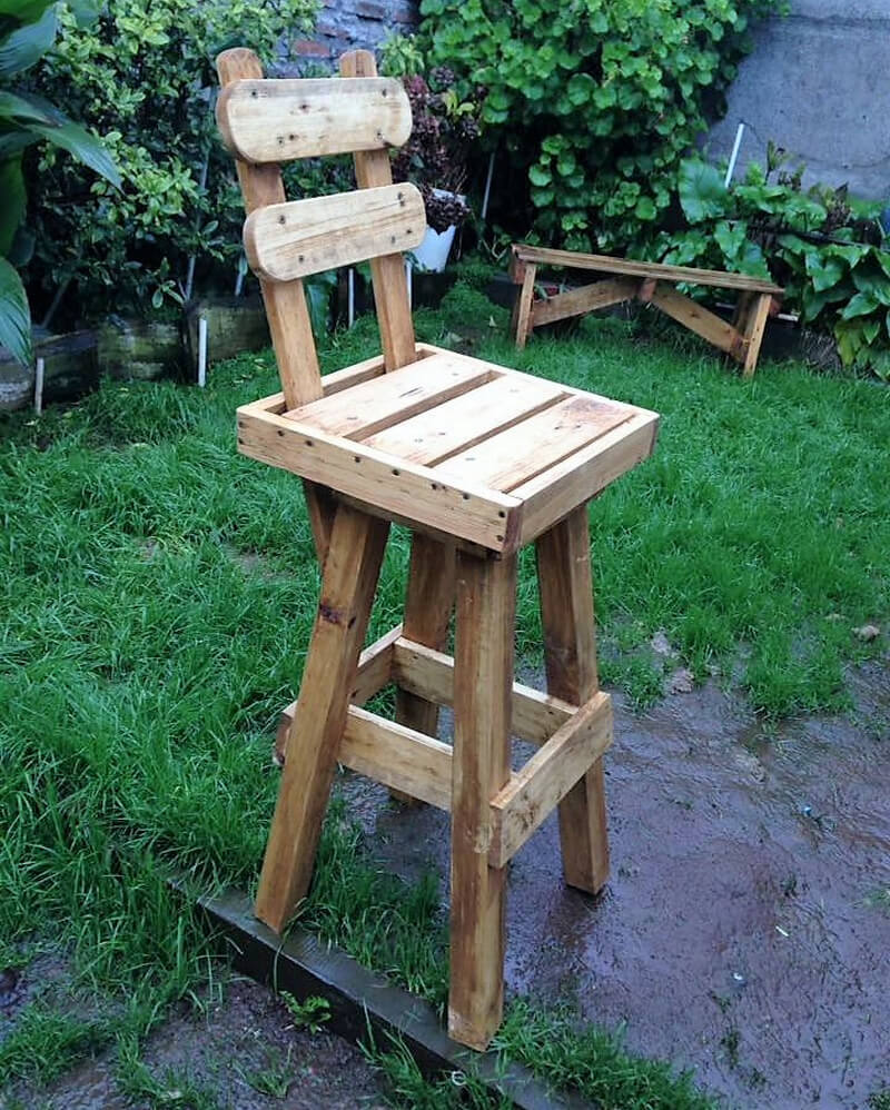 repurposed wooden pallet bar chair plan