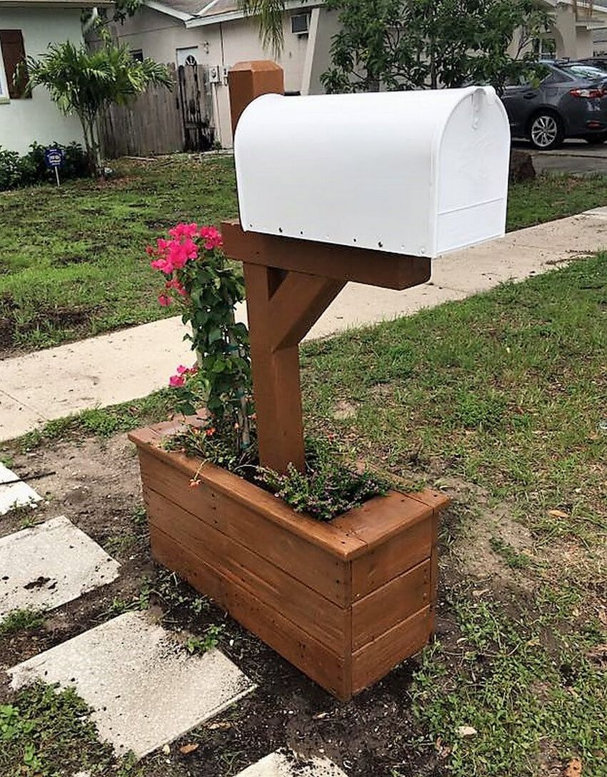 pallet planter around the mailbox
