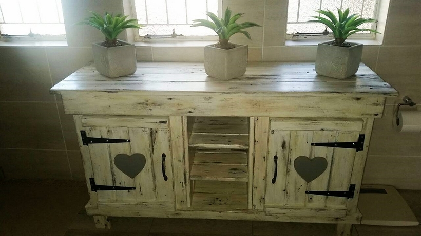 vintage-pallet-side-table