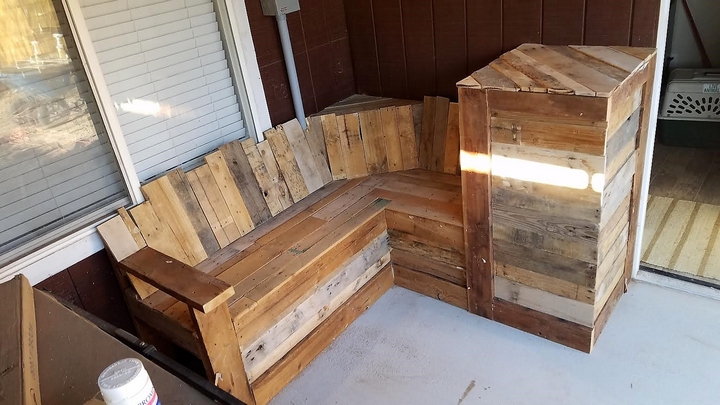 wood-pallet-bench-with-fridge