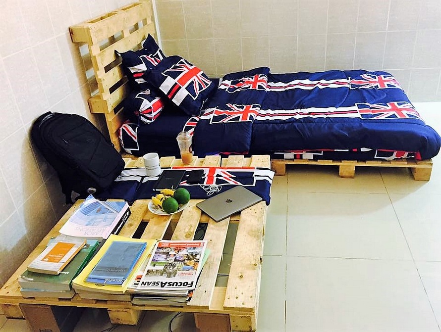 wood pallet bedroom